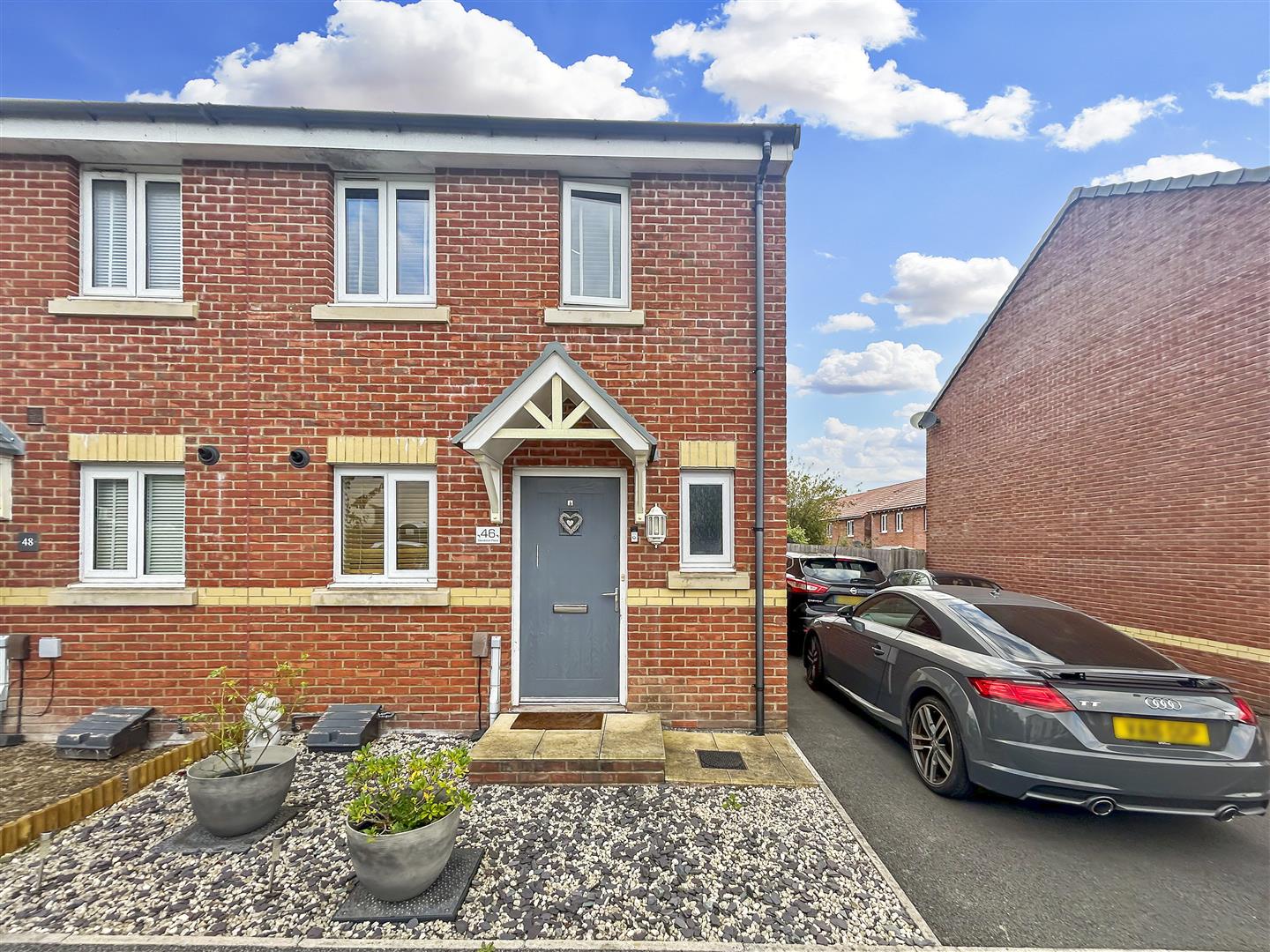 2 bedroom Semi-detached house SSTC
