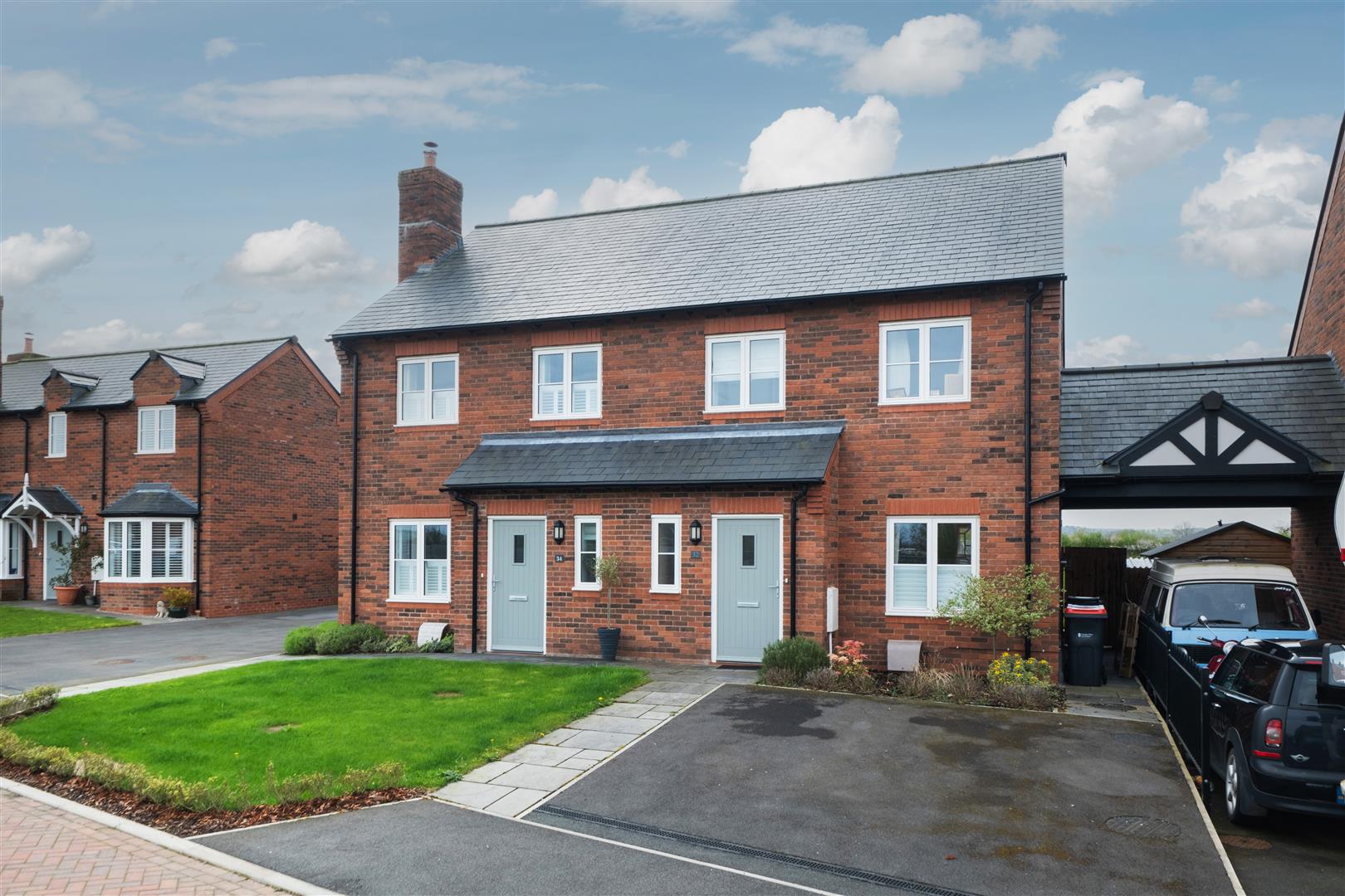 3 bedroom Semi-detached house Sold