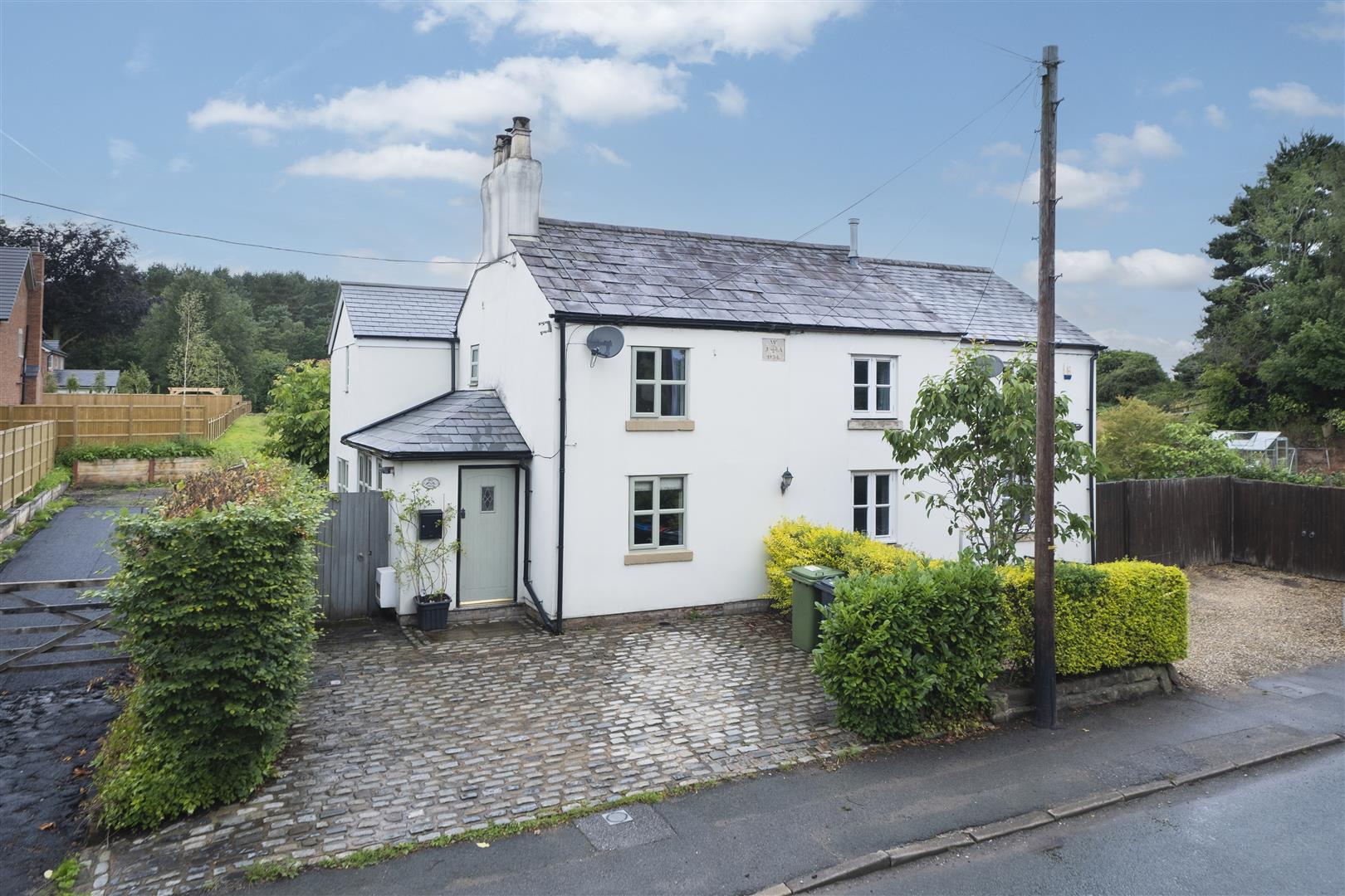 3 bedroom Semi-detached house Sold