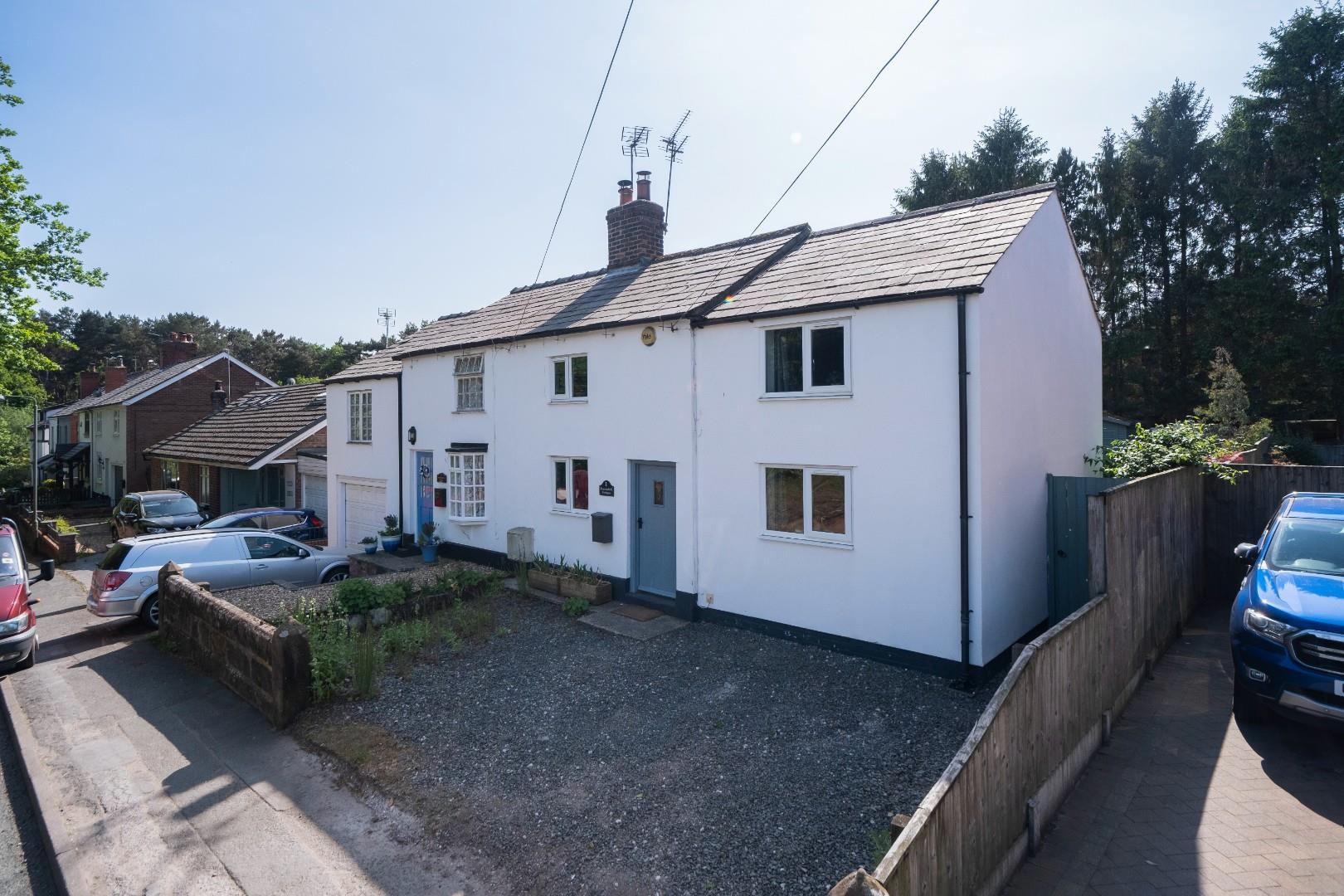 2 bedroom Semi-detached house Sold