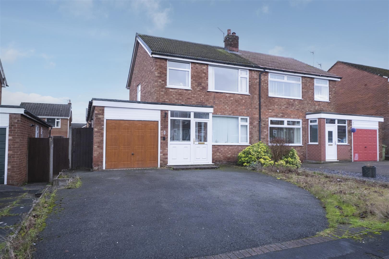 3 bedroom Semi-detached house Sold