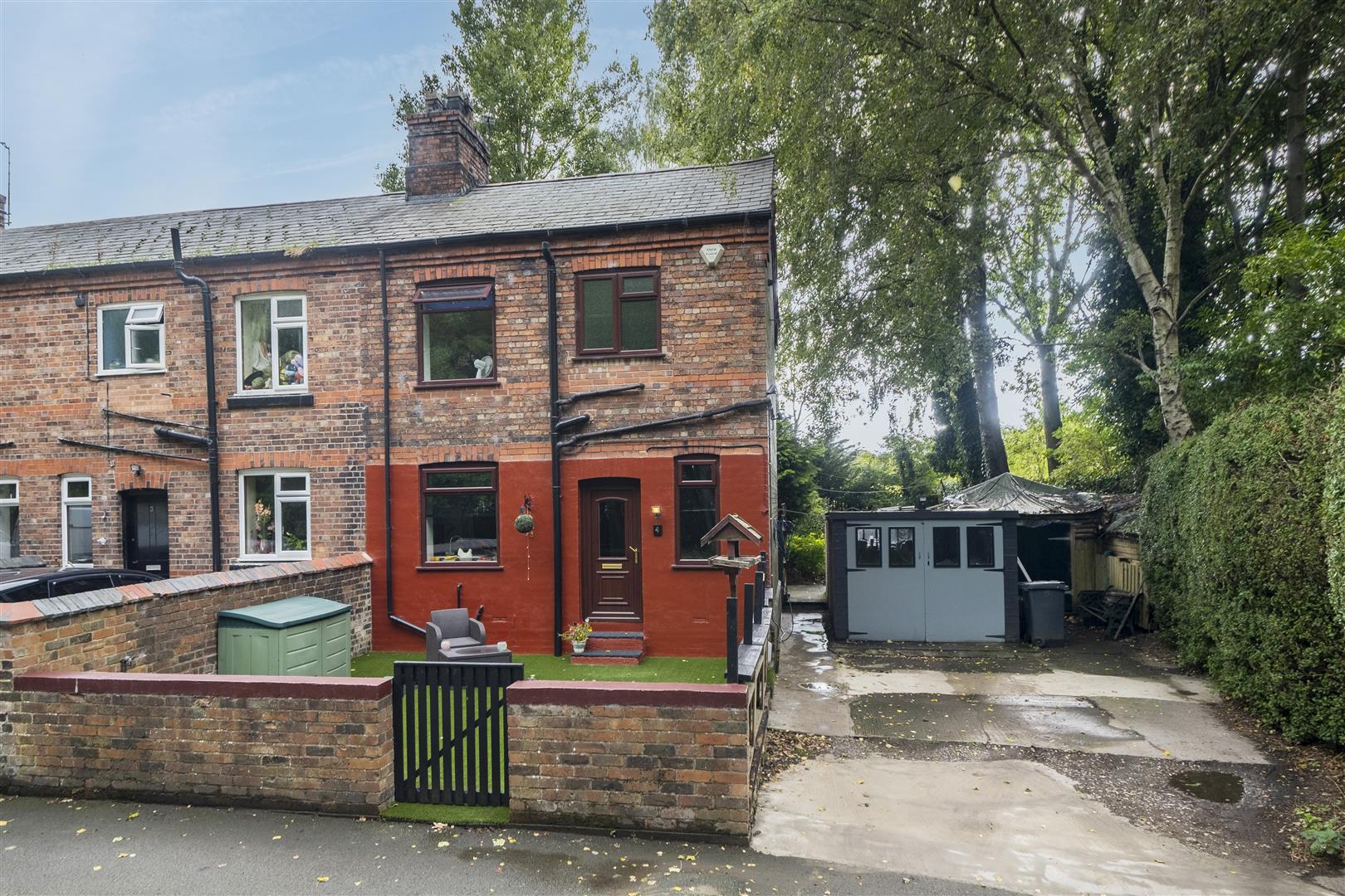 2 bedroom Semi-detached house Sold