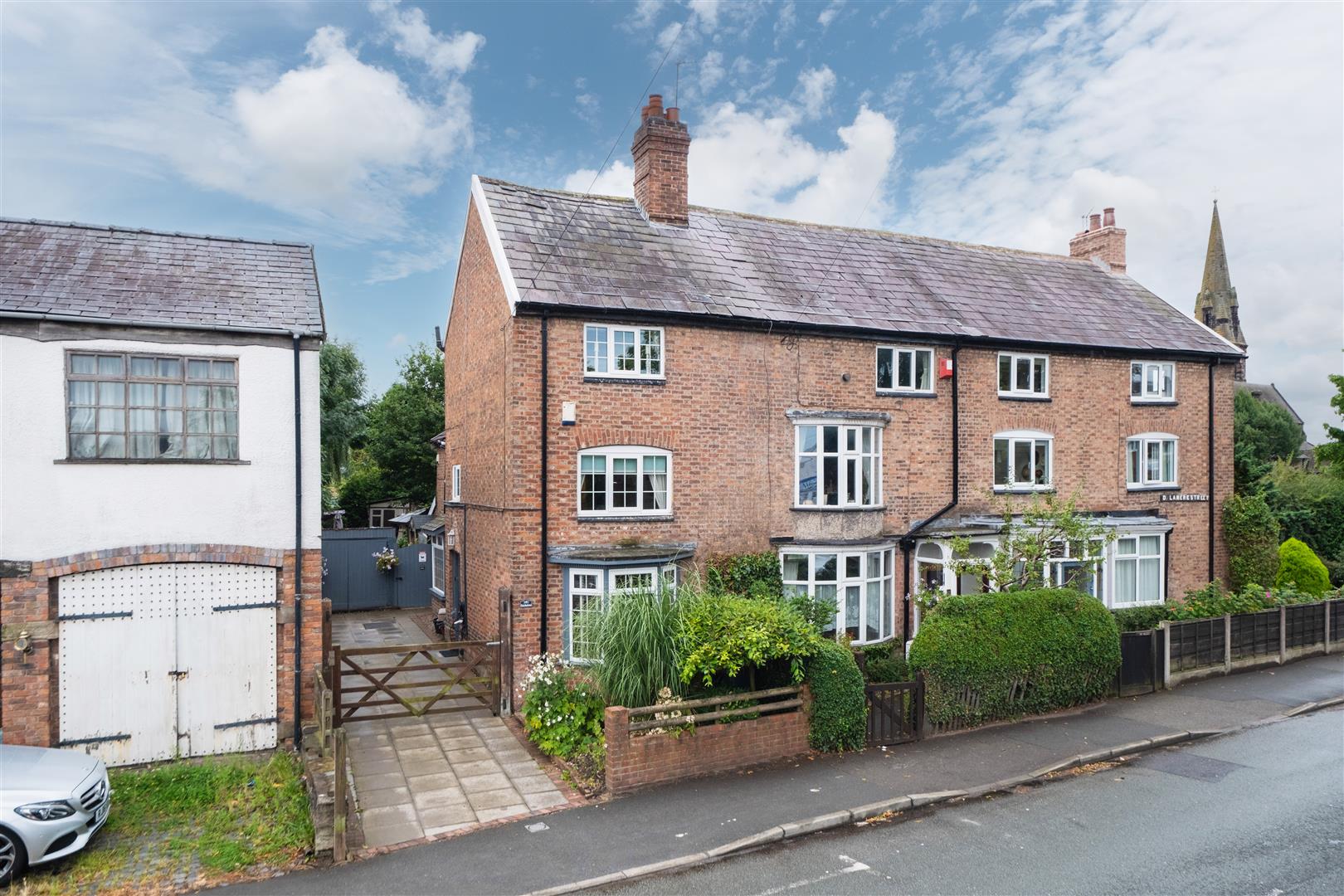 4 bedroom Semi-detached house Sold