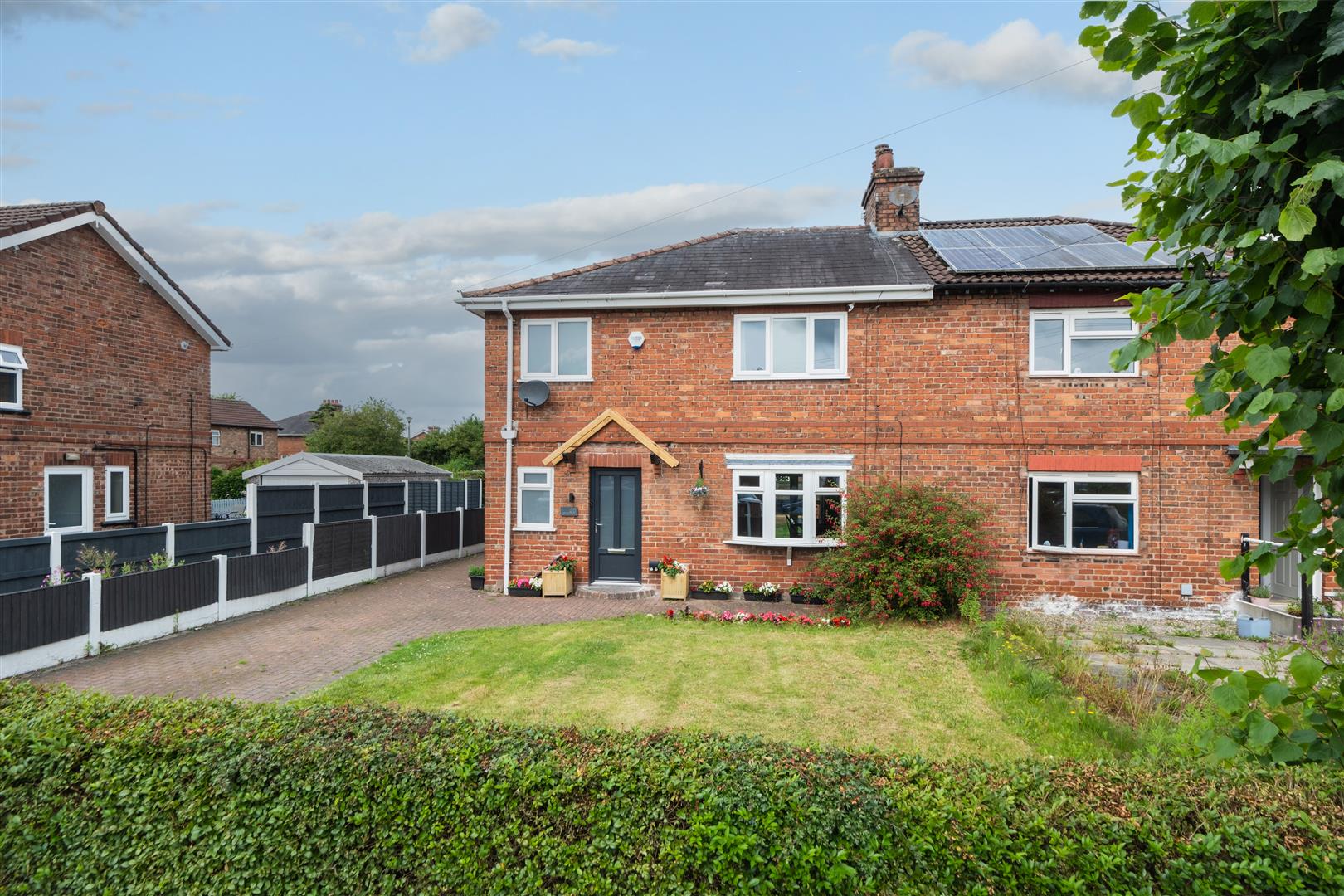 3 bedroom Semi-detached house Sold