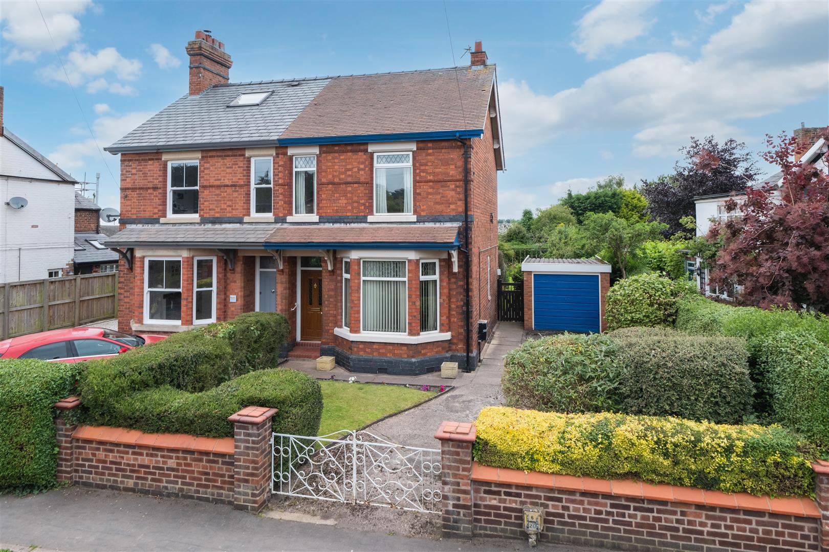 3 bedroom Semi-detached house Sold