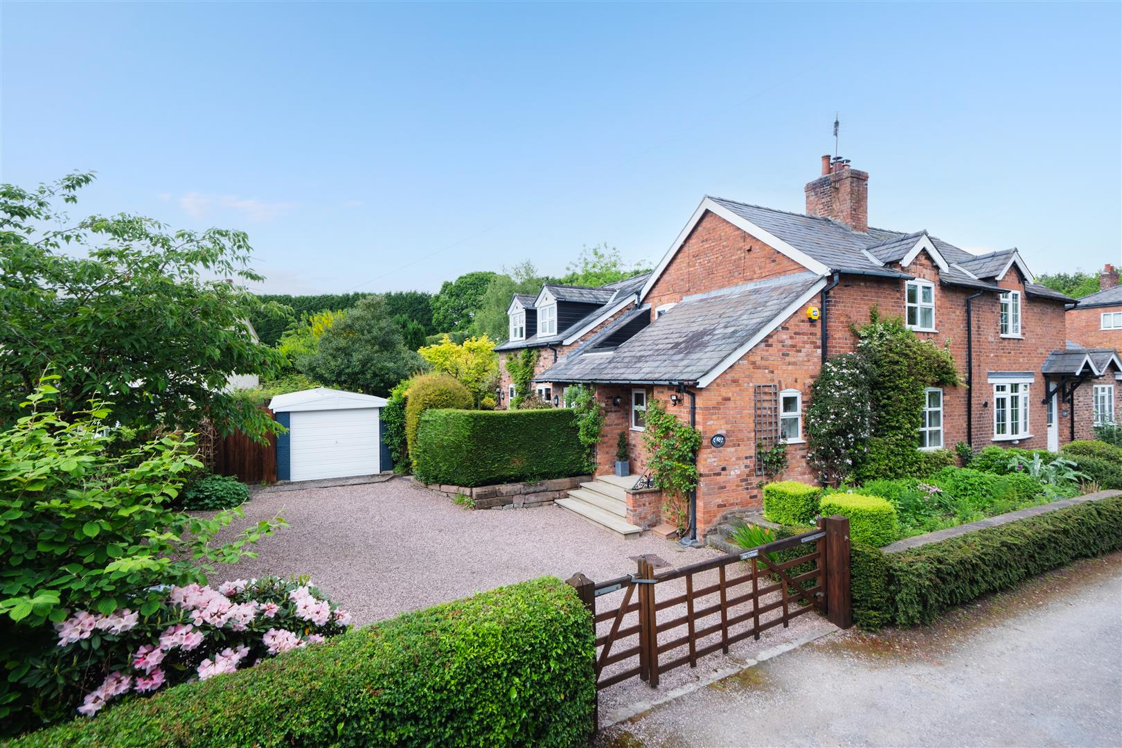 3 bedroom Semi-detached house Sold