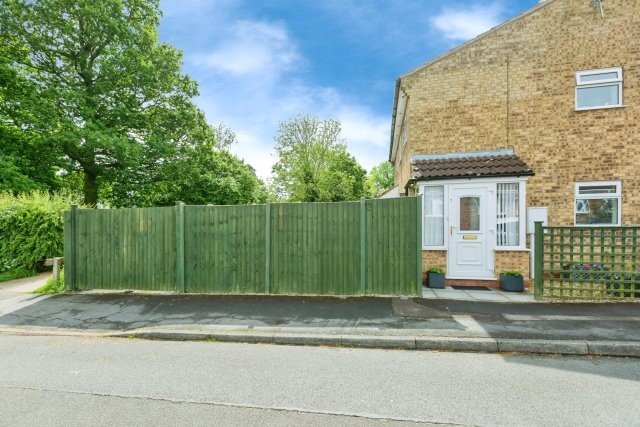 2 bedroom Semi-detached house Let Agreed