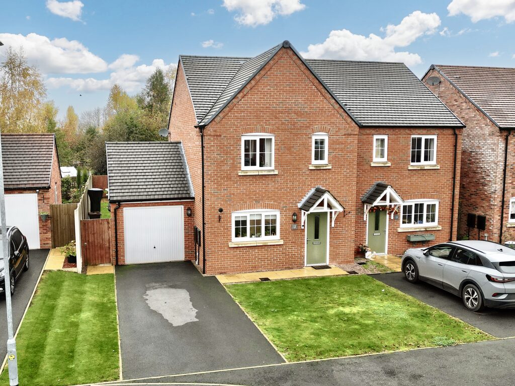 3 bedroom Semi-detached house Sold