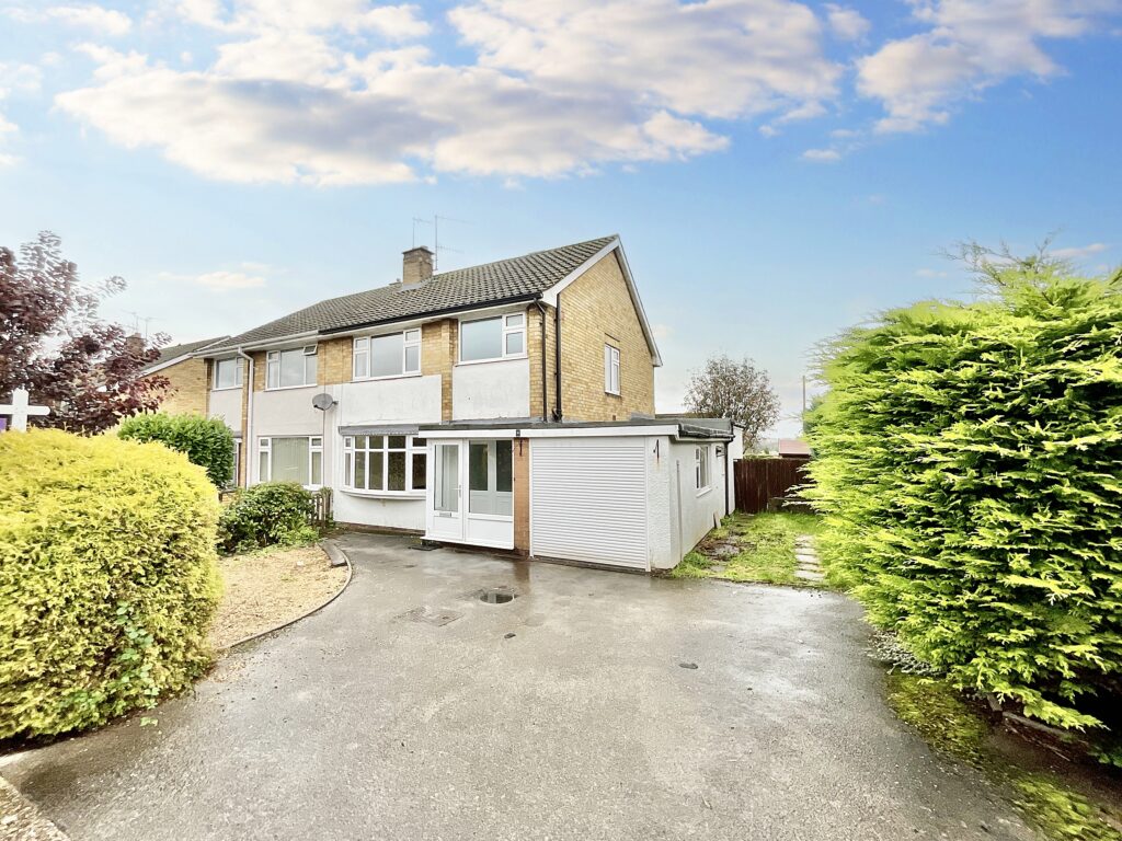 3 bedroom Semi-detached house Sold