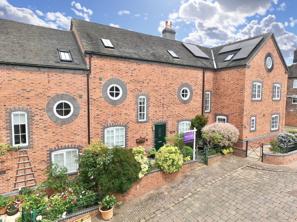 4 bedroom Semi-detached house Sold