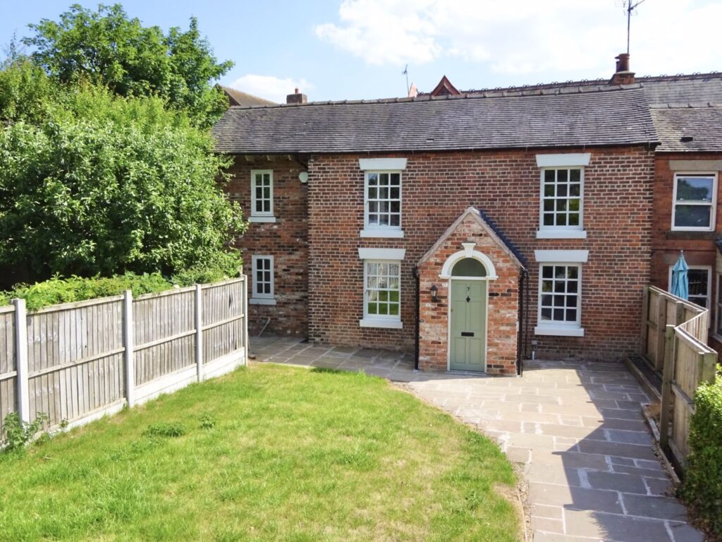2 bedroom Semi-detached house Sold