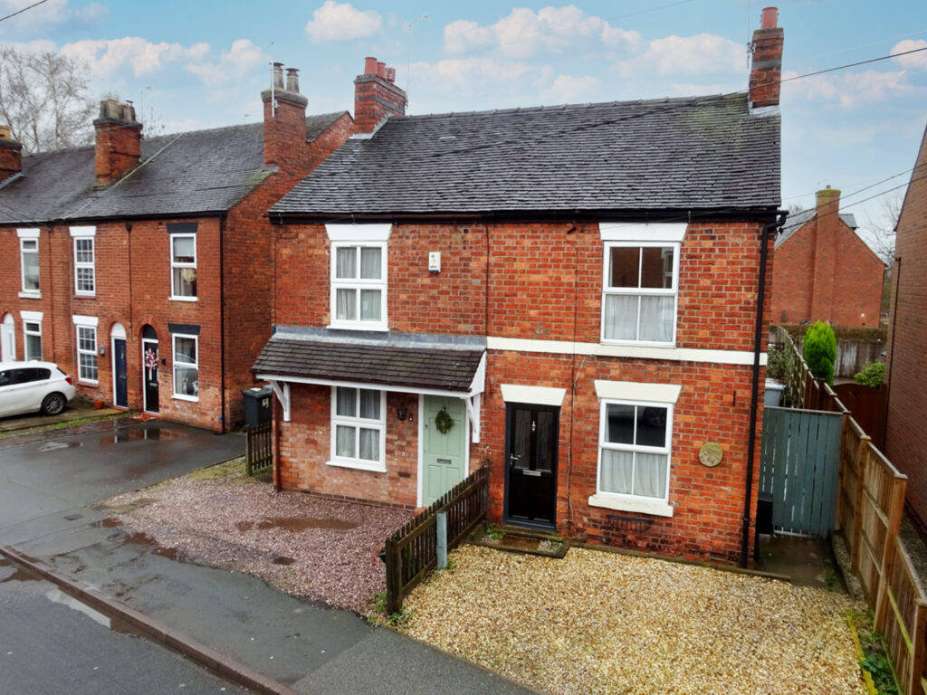 2 bedroom Semi-detached house Sold