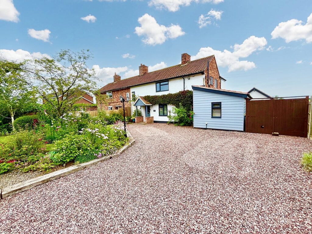 3 bedroom Semi-detached house Sold