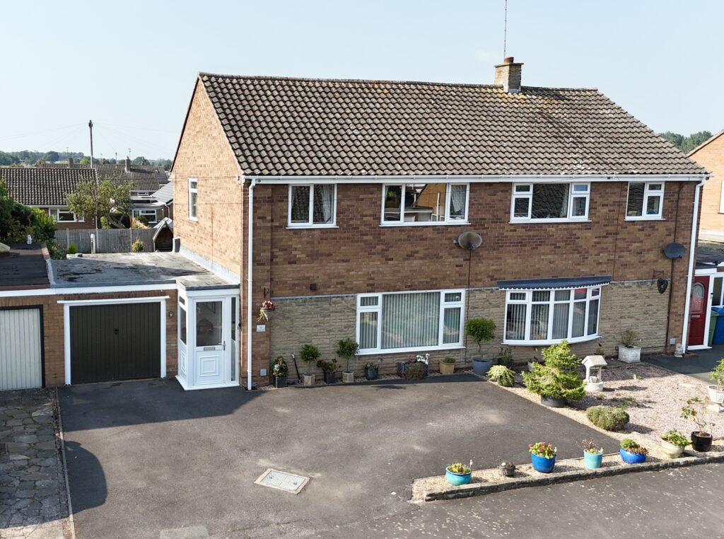3 bedroom Semi-detached house Sold