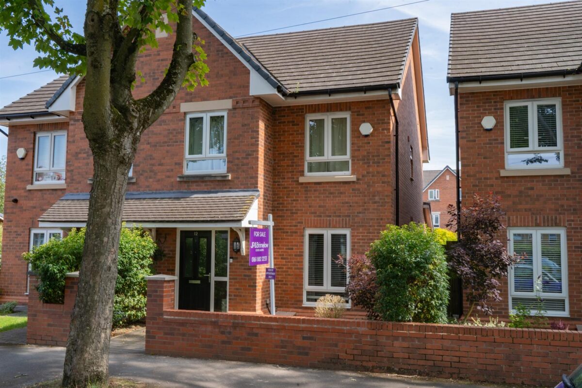 4 bedroom Semi-detached house SSTC