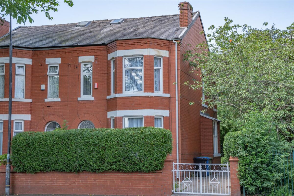 4 bedroom Semi-detached house SSTC