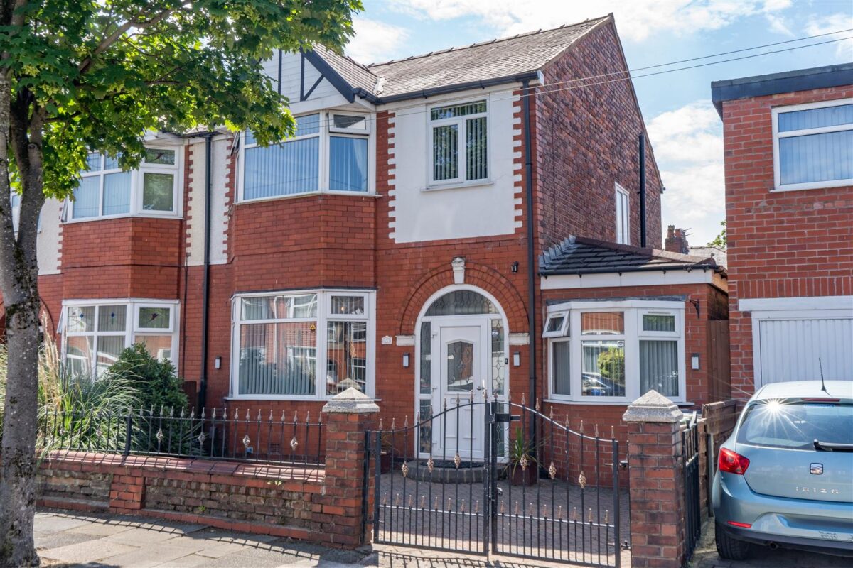 3 bedroom Semi-detached house SSTC