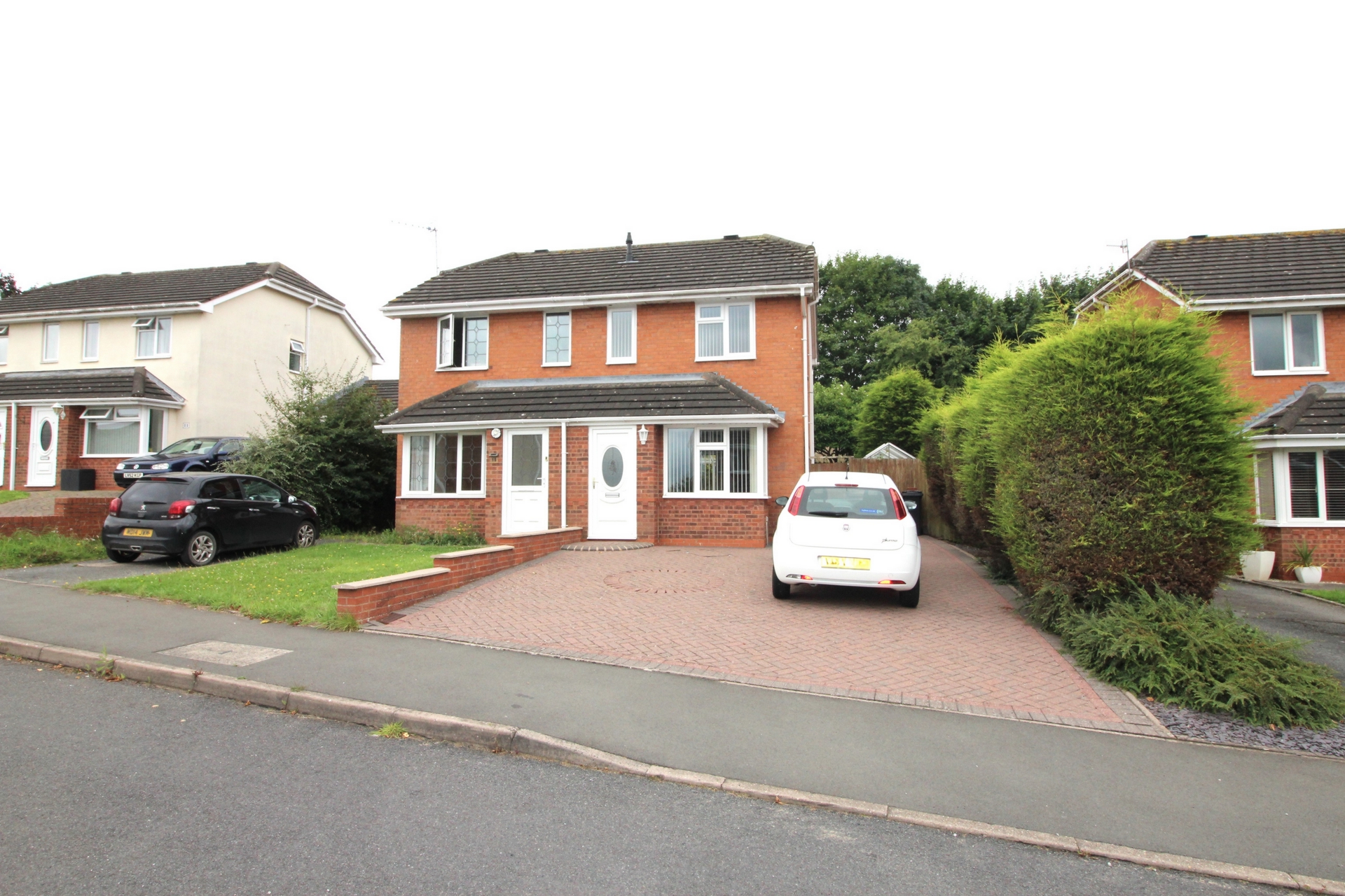 2 bedroom Semi-detached house Sold