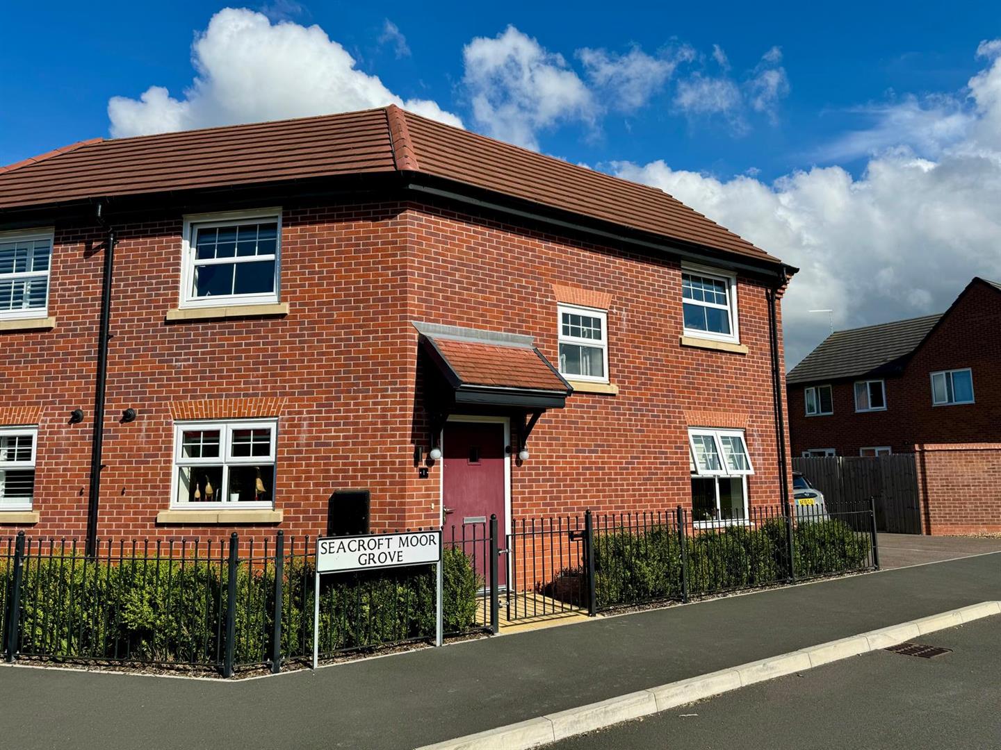 3 bedroom Semi-detached house Sold
