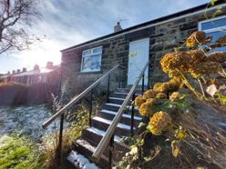 2 bedroom Semi-detached house Sold