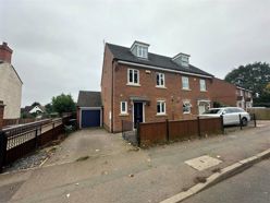 3 bedroom Semi-detached house Sold