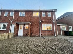 3 bedroom Semi-detached house Sold