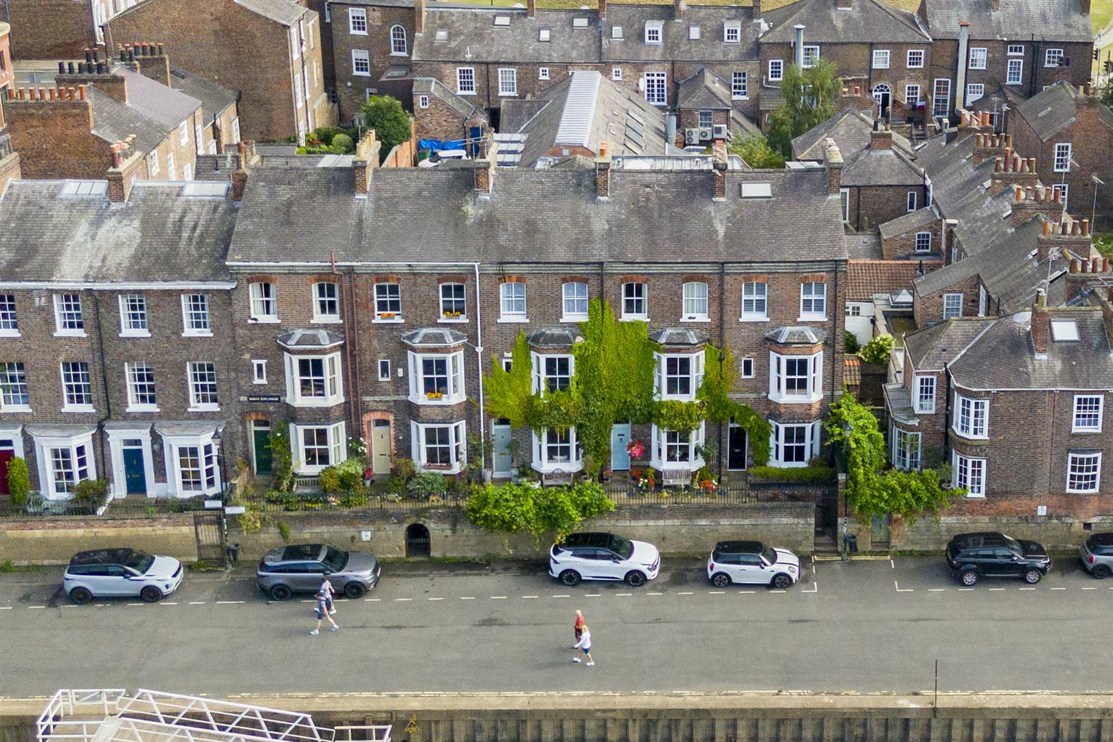 4 bedroom Town house Let