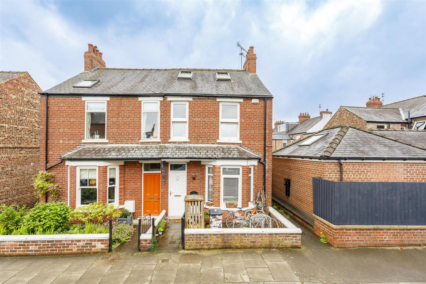 4 bedroom Semi-detached house SSTC