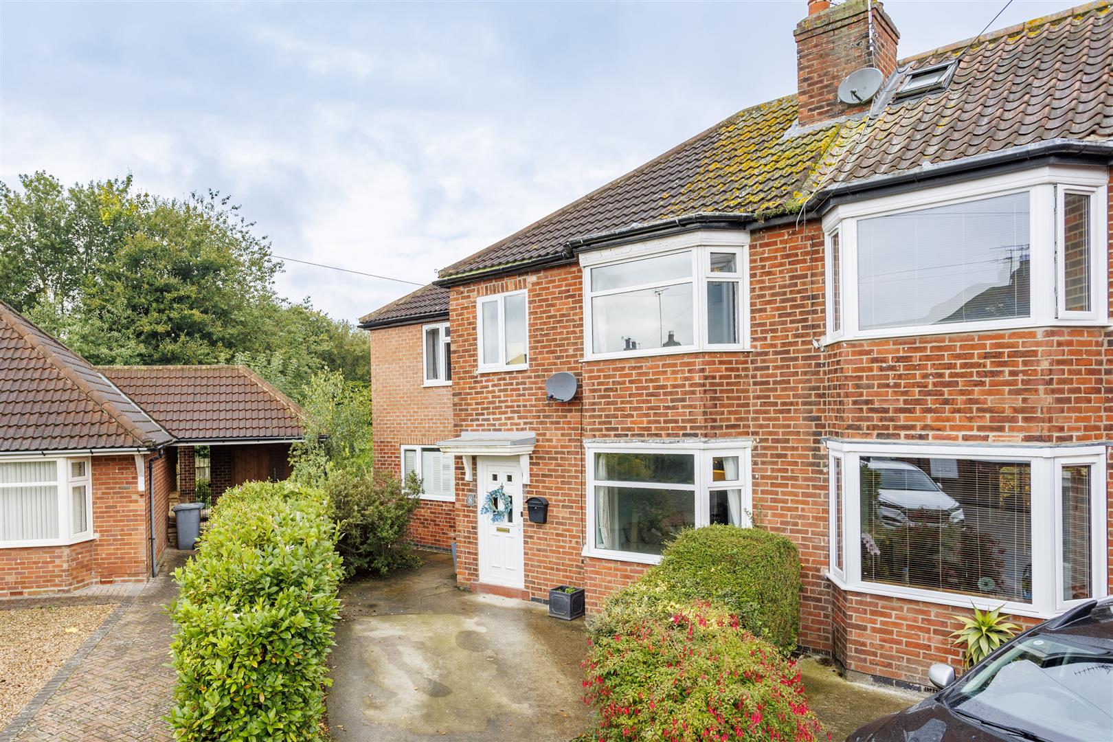 4 bedroom Semi-detached house SSTC