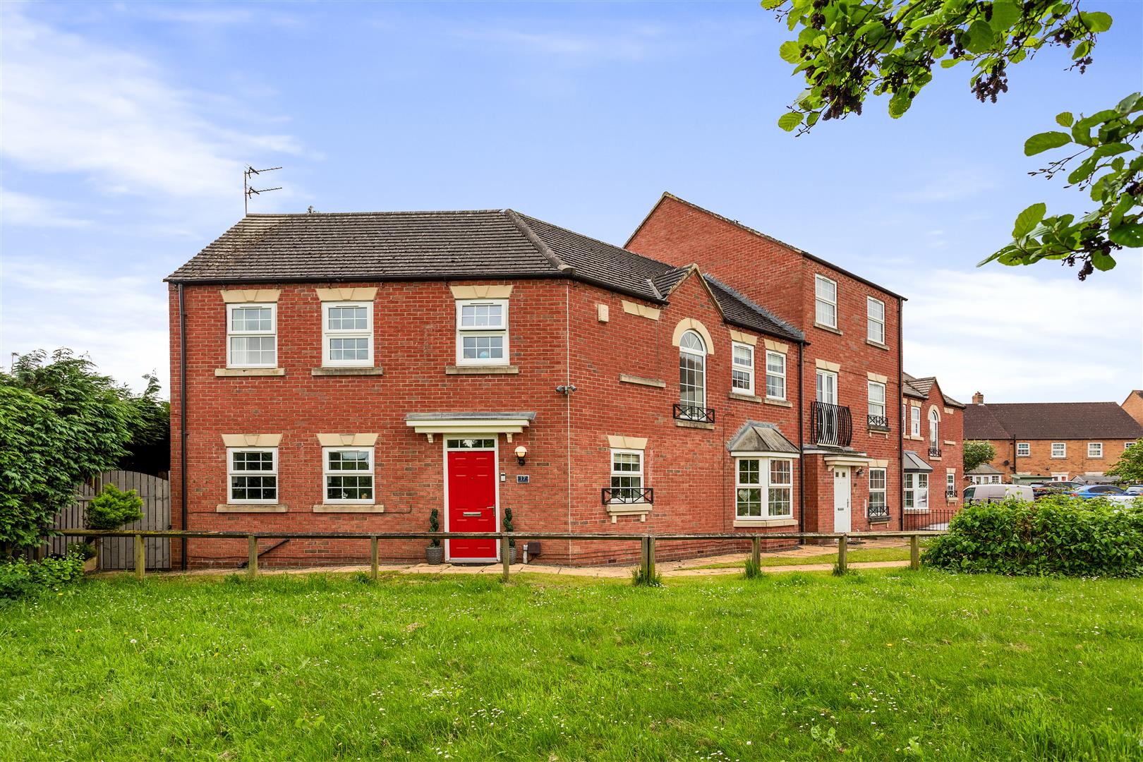 4 bedroom Semi-detached house SSTC