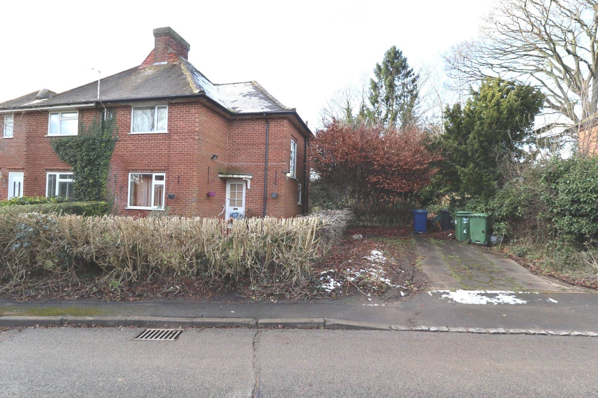 3 bedroom Semi-detached house Under Offer