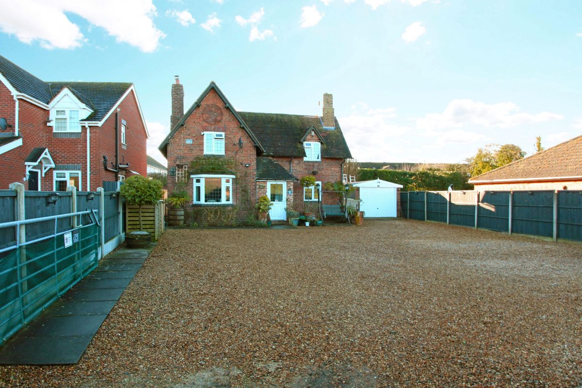 3 bedroom Cottage For Sale