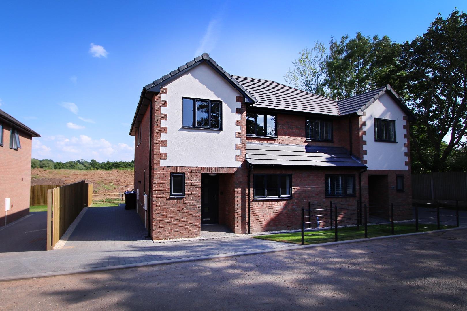 3 bedroom Semi-detached house SSTC