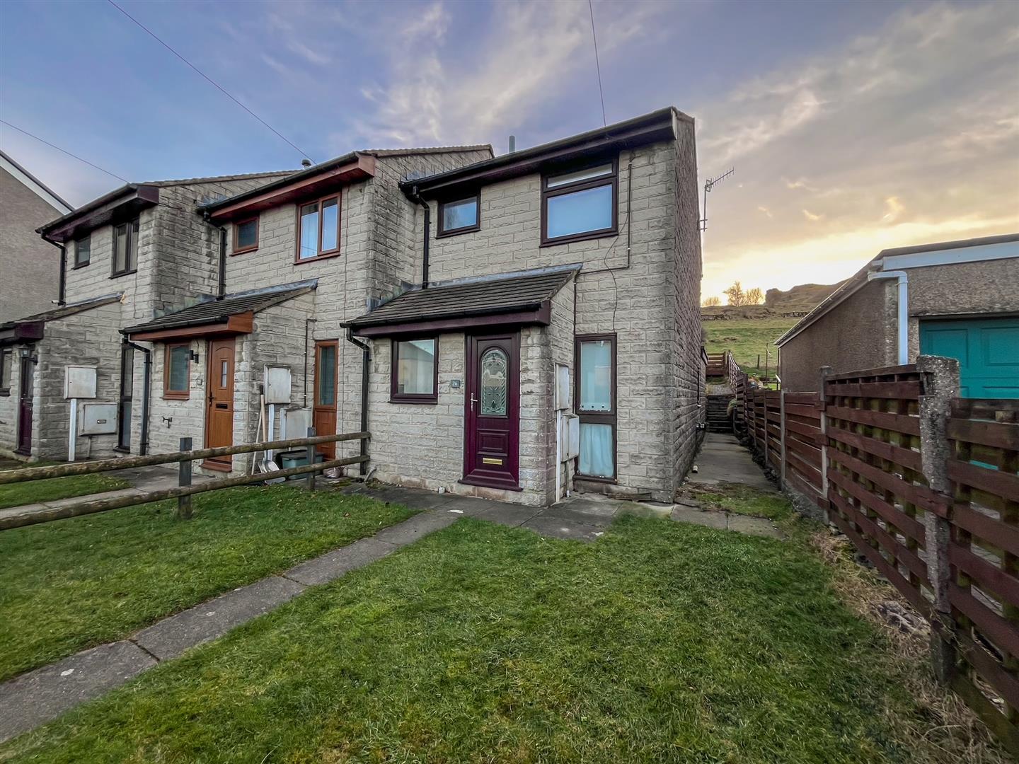 2 bedroom Semi-detached house Sold