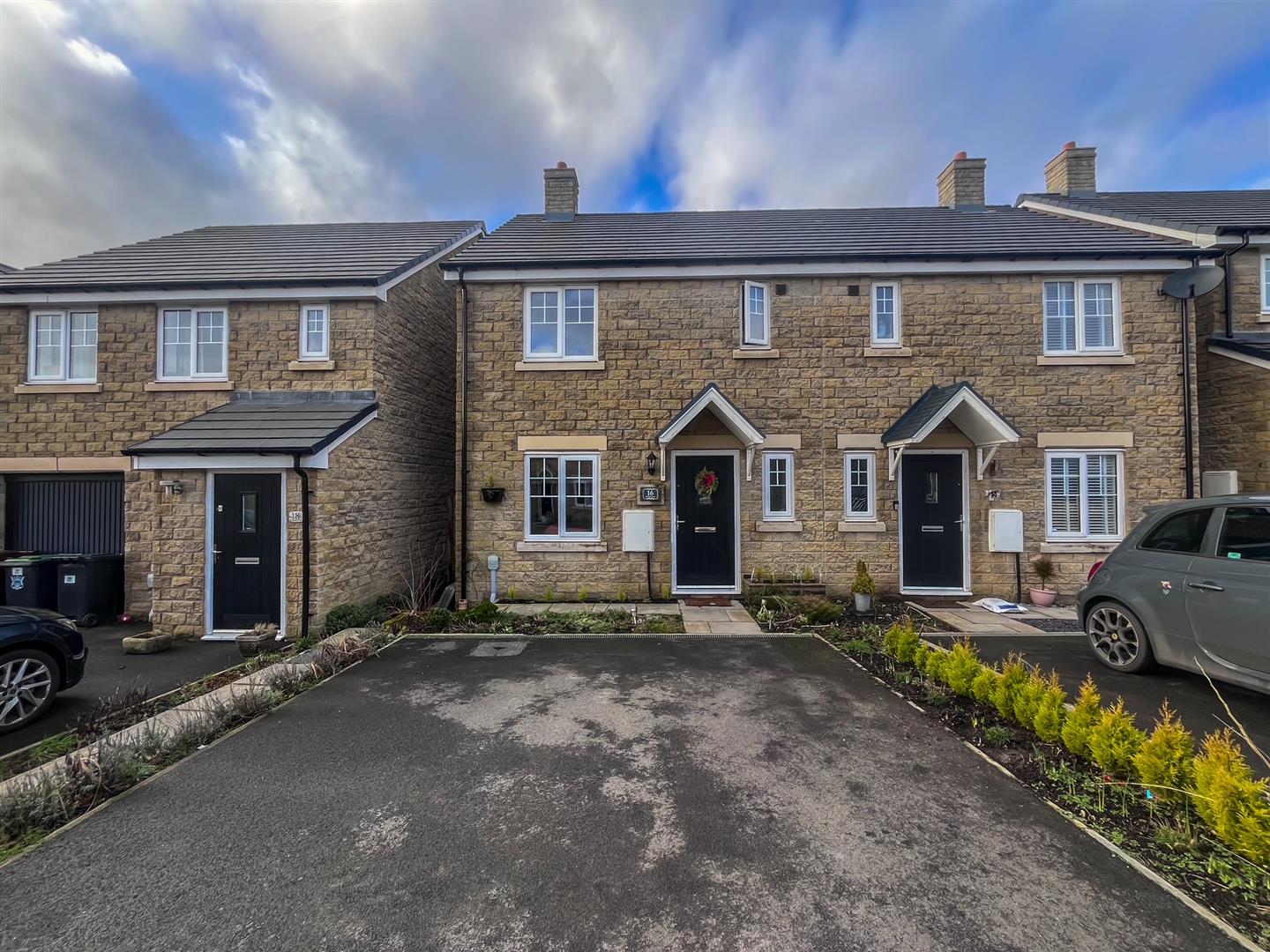 3 bedroom Semi-detached house Sold