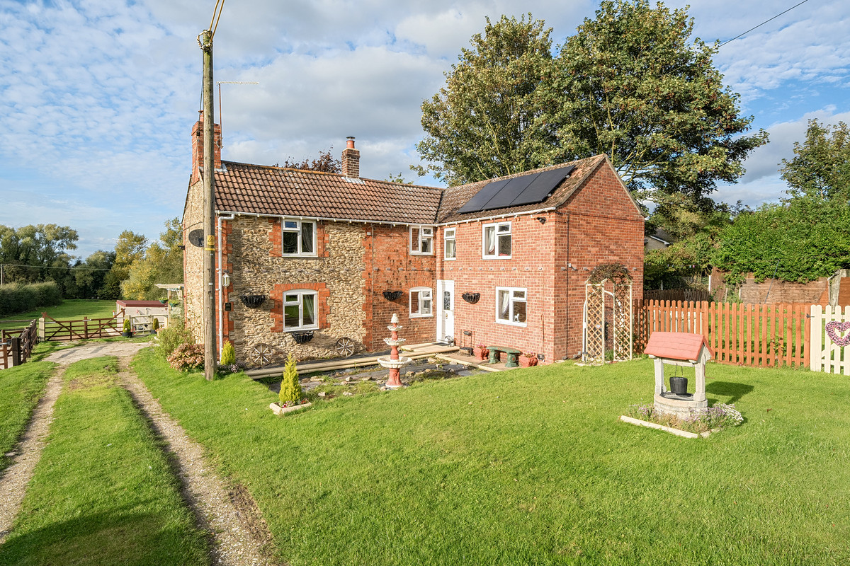 4 bedroom Equestrian facility For Sale