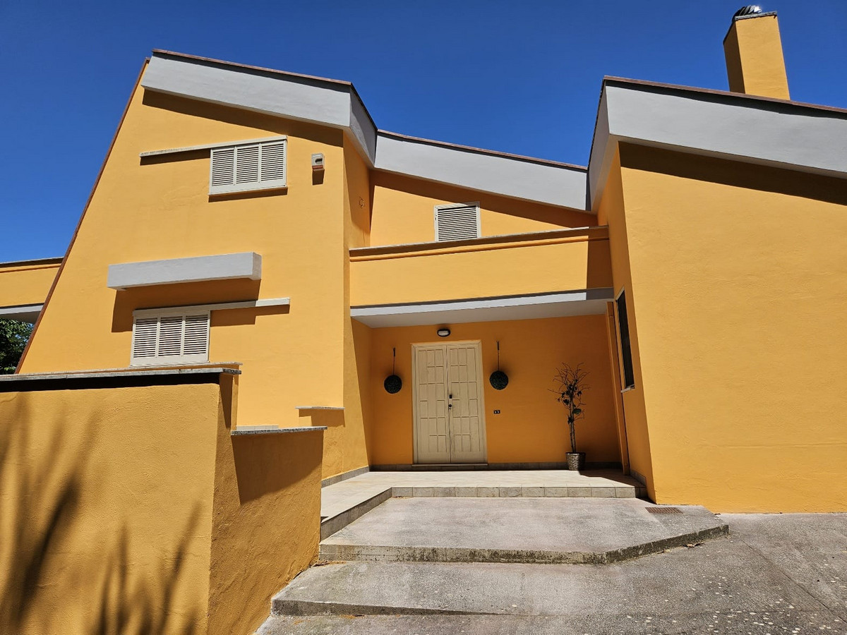 4 bedroom Property For Sale
