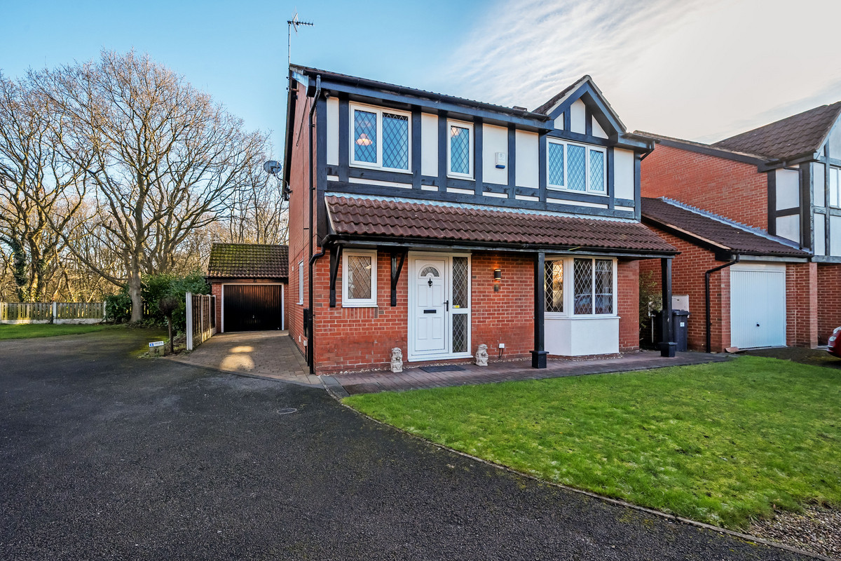 4 bedroom Detached house Under Offer