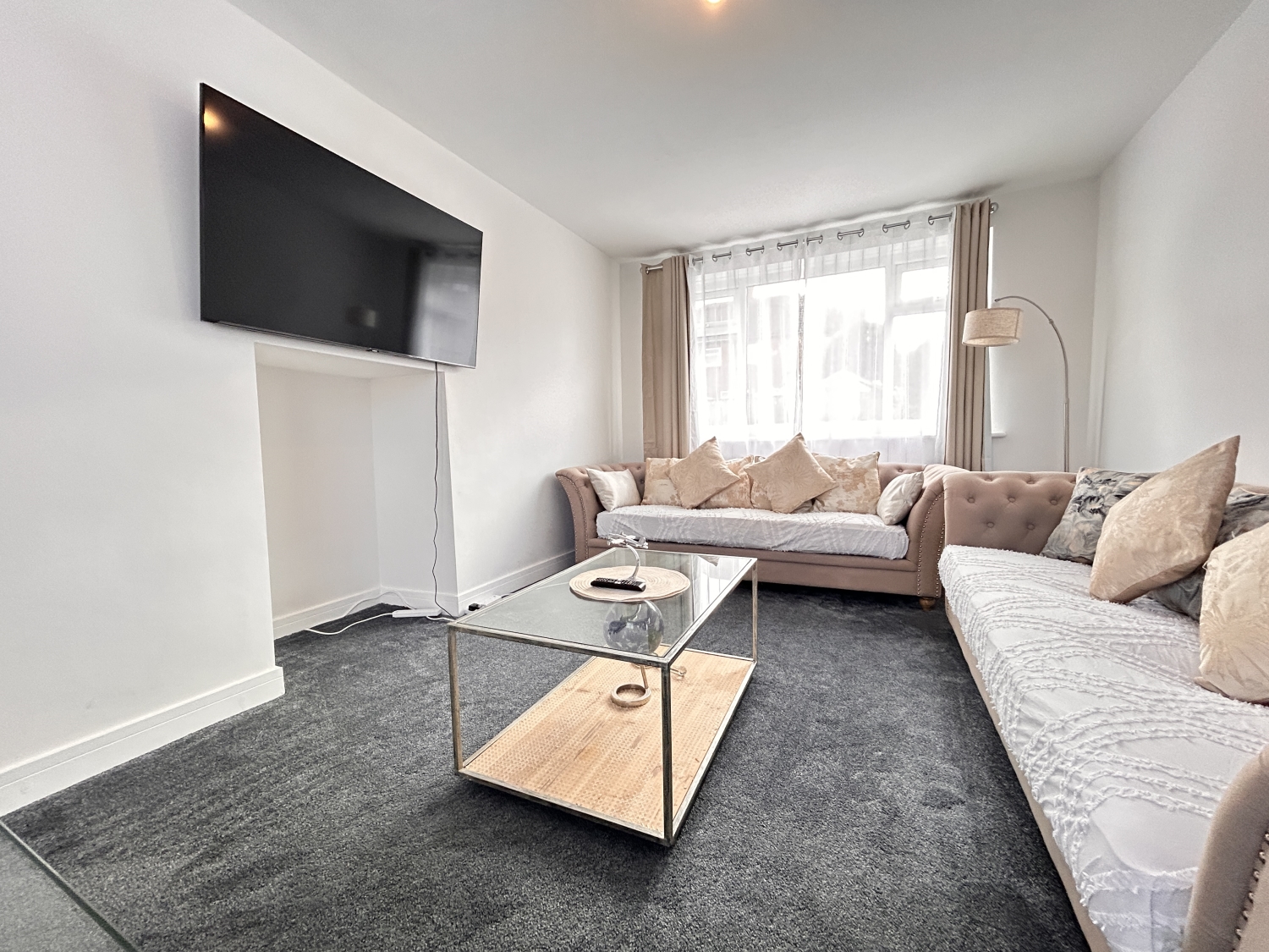 3 bedroom Semi-detached house Under Offer