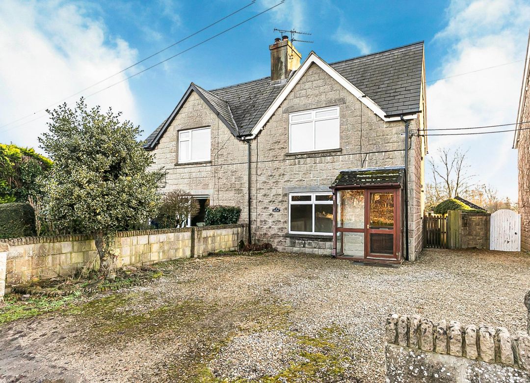 2 bedroom Semi-detached house Sold