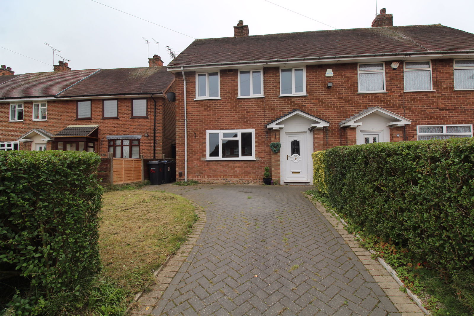 3 bedroom Semi-detached house Under Offer