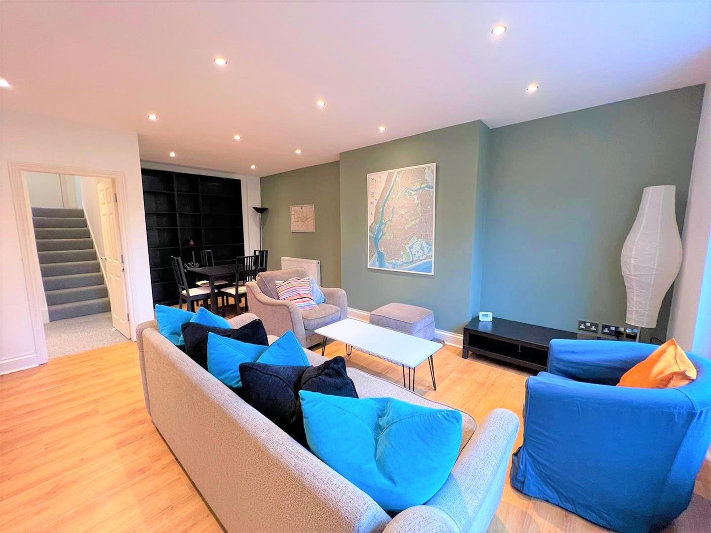 3 bedroom Apartment Let