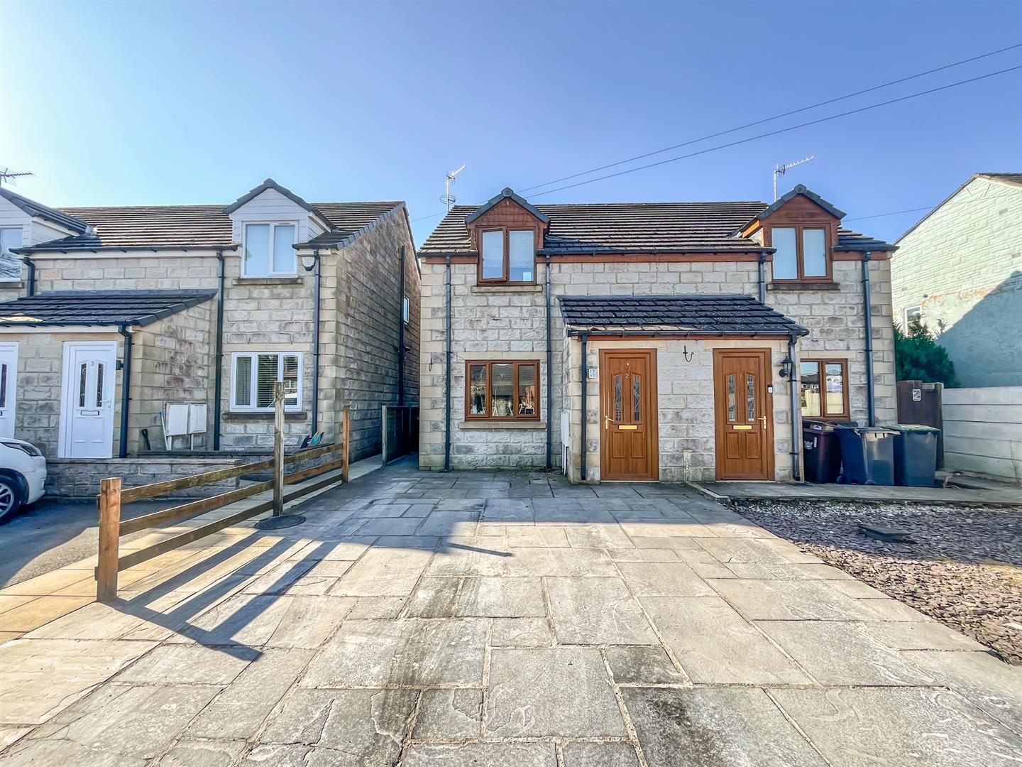 3 bedroom Semi-detached house Under Offer