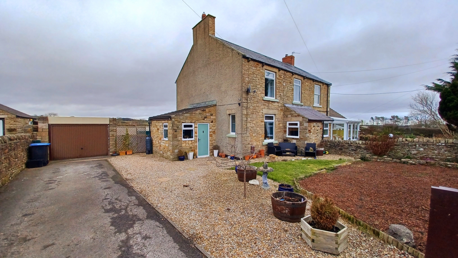 3 bedroom Semi-detached house SSTC