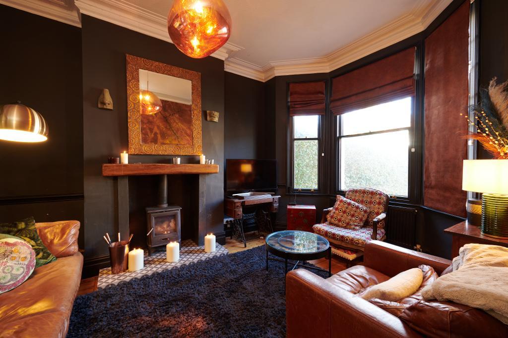 3 bedroom Semi-detached house Under Offer