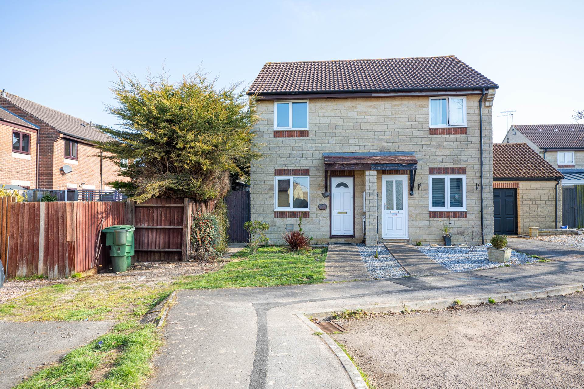 2 bedroom Semi-Detached Let