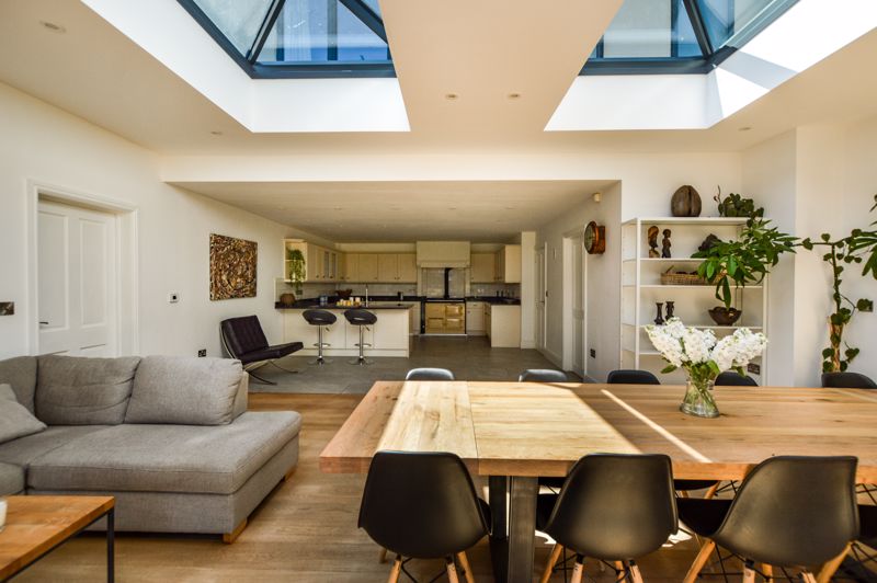 5 bedroom Detached house SSTC