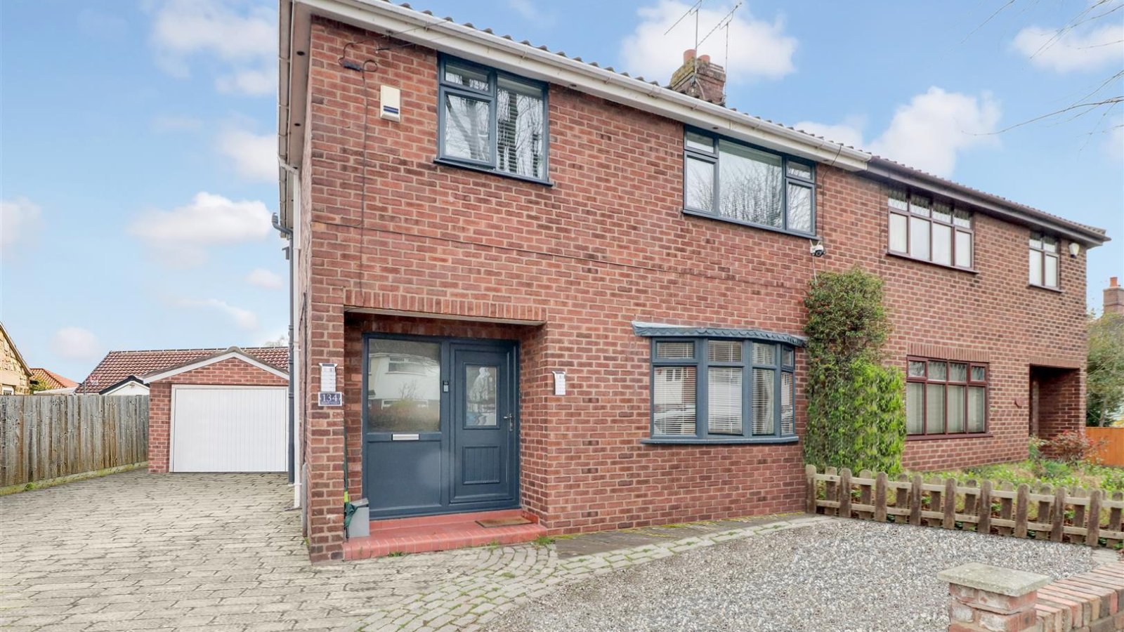 3 bedroom Detached house For Sale