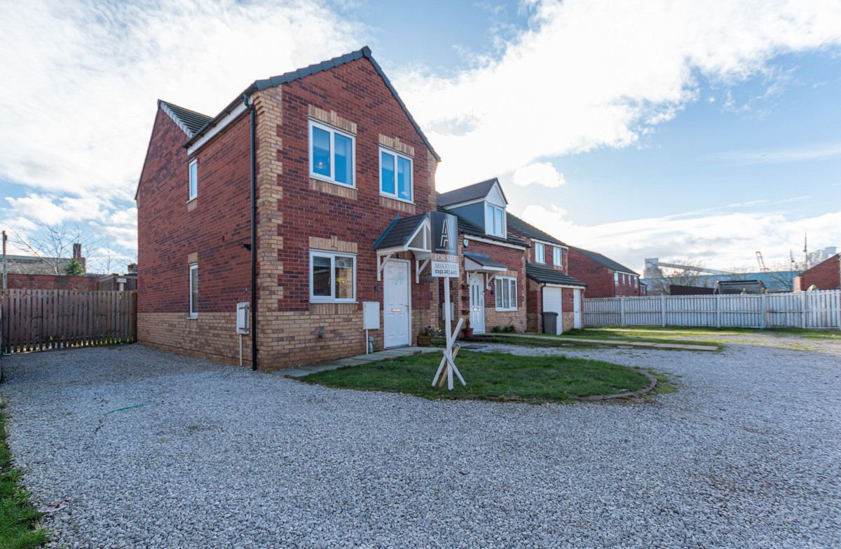 3 bedroom Semi-Detached House Sold