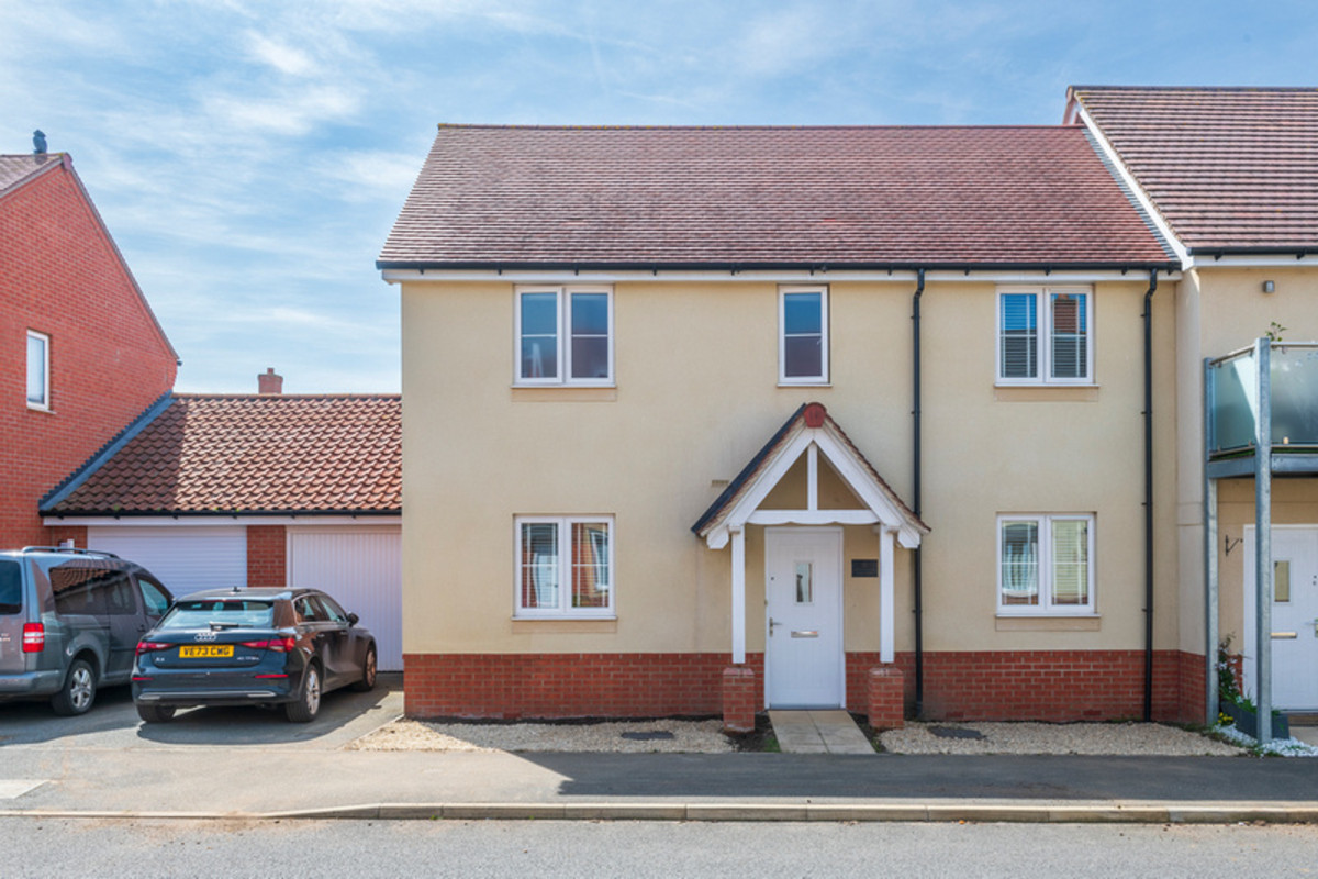 3 bedroom Semi-Detached House Sold